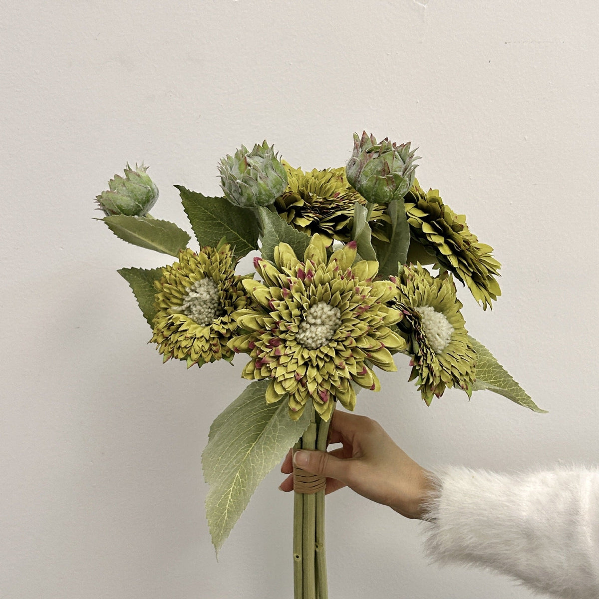 Artificial Bouquet with Detail-Loving Flowers and Leaves | Kelmera