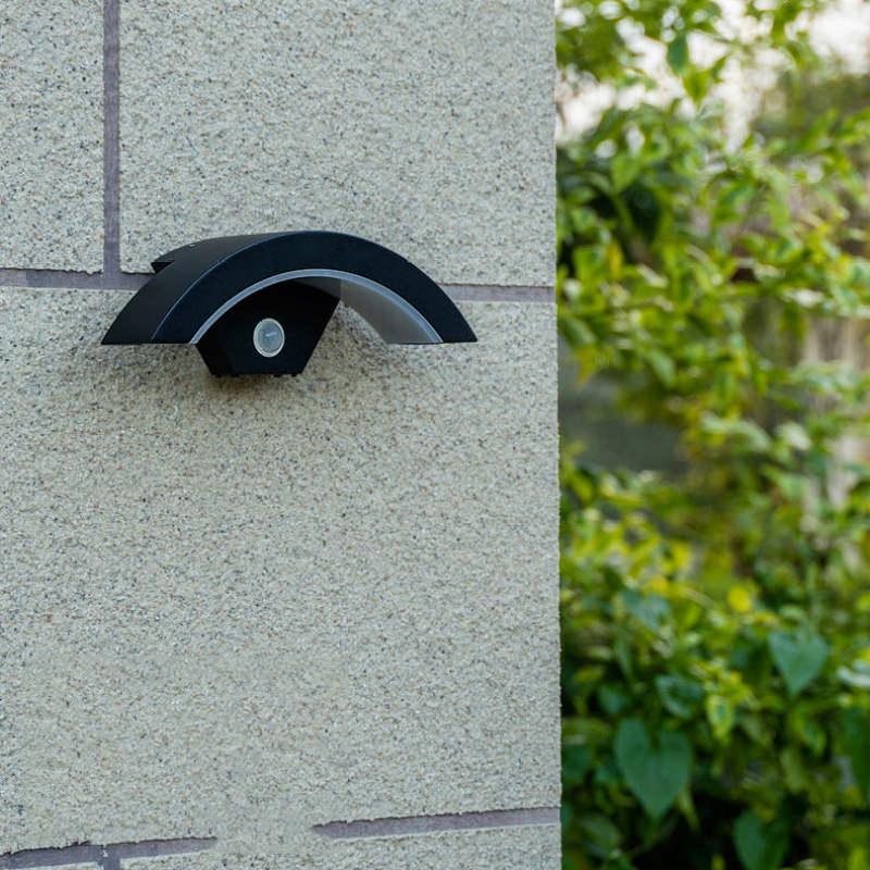 Cornisa Outdoor Wall Lamp