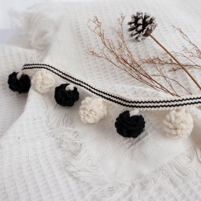 Decorative Border with Pompons | Kelmera