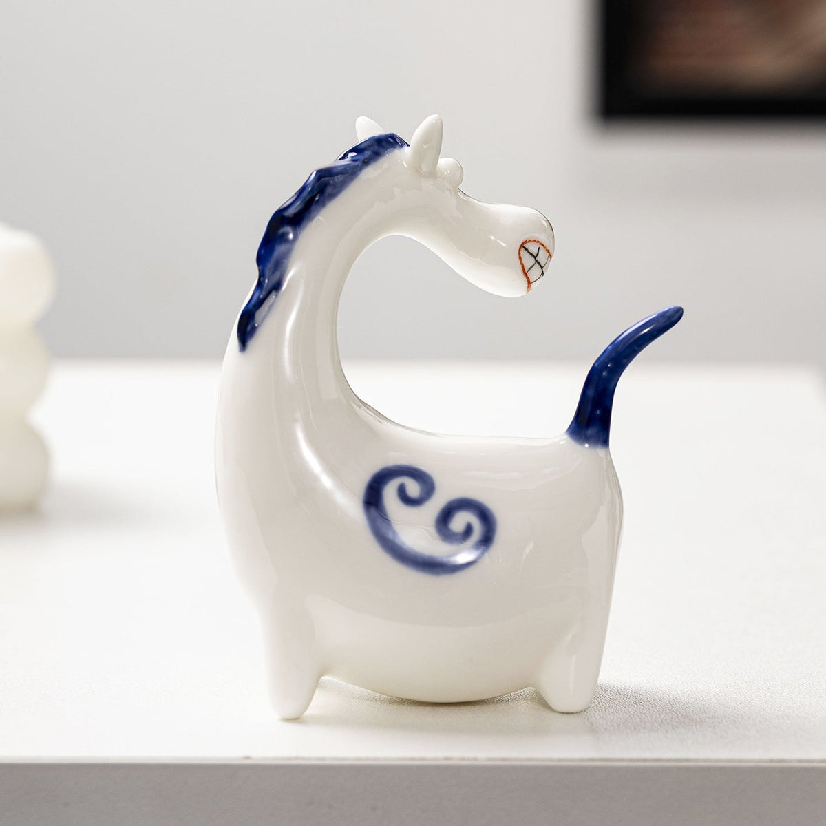 Decorative Figure Red White | Kelmera
