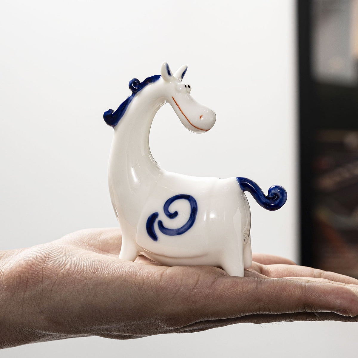 Decorative Figure Red White | Kelmera