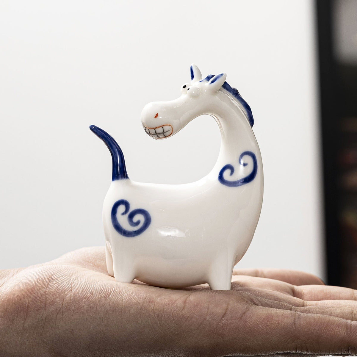 Decorative Figure Red White | Kelmera