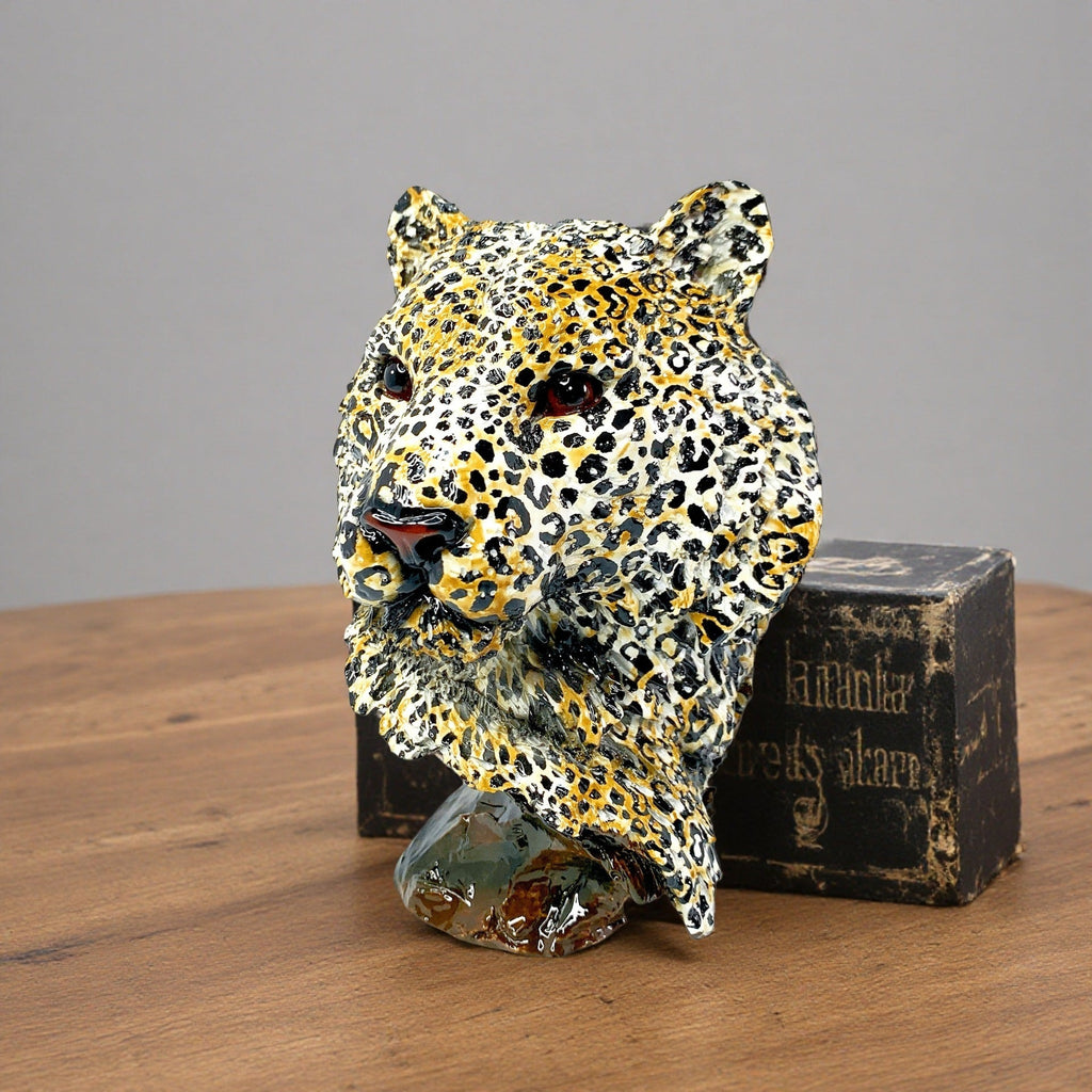 Decorative Figure White Brown | Kelmera