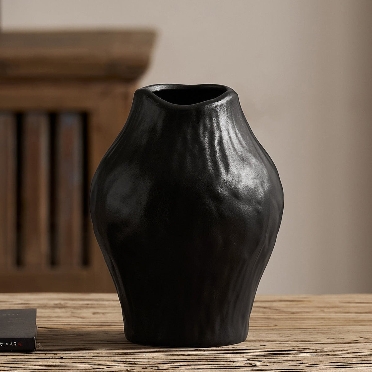 Elegant and Modern Ceramic Vase White Black | Kelmera