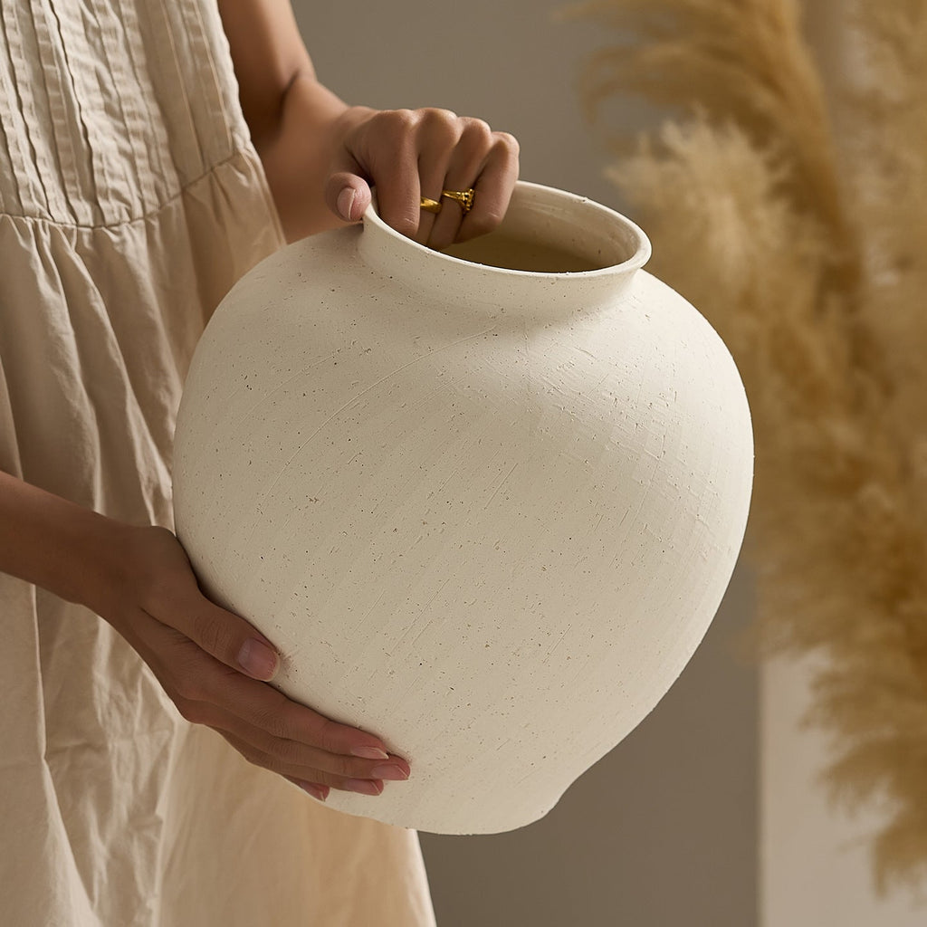 Elegant Ceramic Vase with Organic Shapes | Kelmera