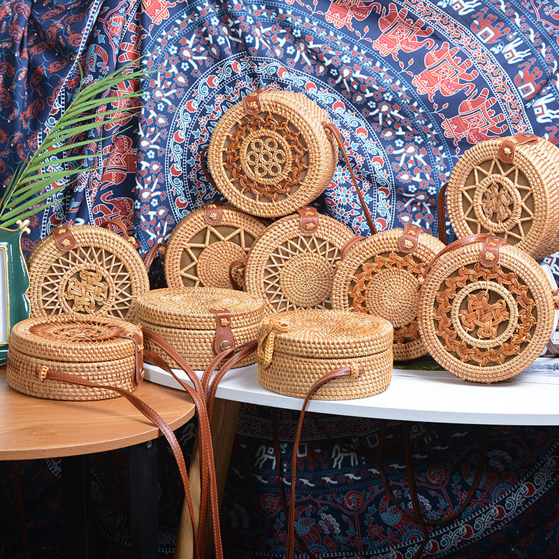 Elegant Round Handbag made of Woven Rattan | Kelmera
