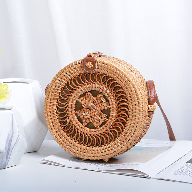 Elegant Round Handbag made of Woven Rattan | Kelmera