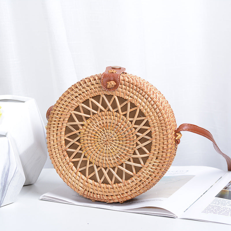 Elegant Round Handbag made of Woven Rattan | Kelmera