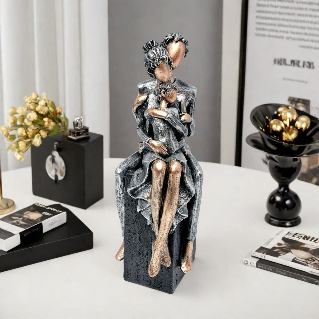 Elegant Sculpture of a Romantic Couple | Kelmera