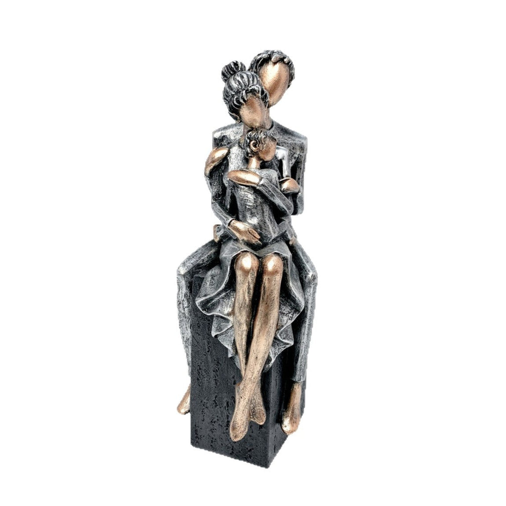 Elegant Sculpture of a Romantic Couple | Kelmera
