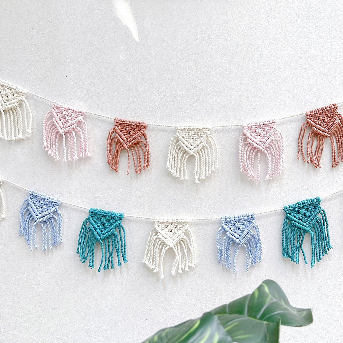 Macrame Wall Decoration with Intricate Fringe | Kelmera