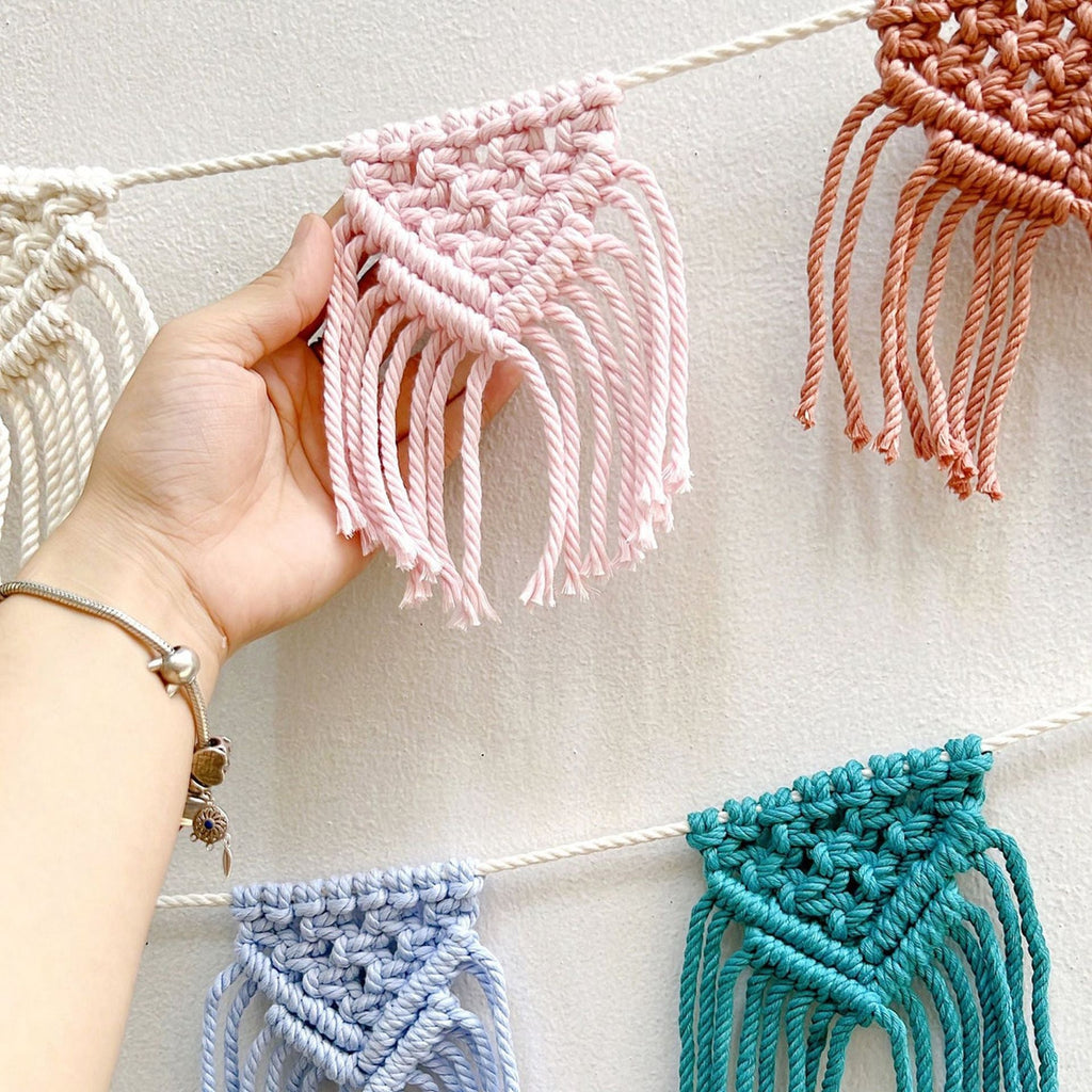 Macrame Wall Decoration with Intricate Fringe | Kelmera
