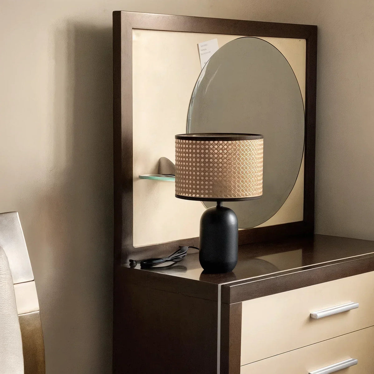 Pelstarno Table Lamp