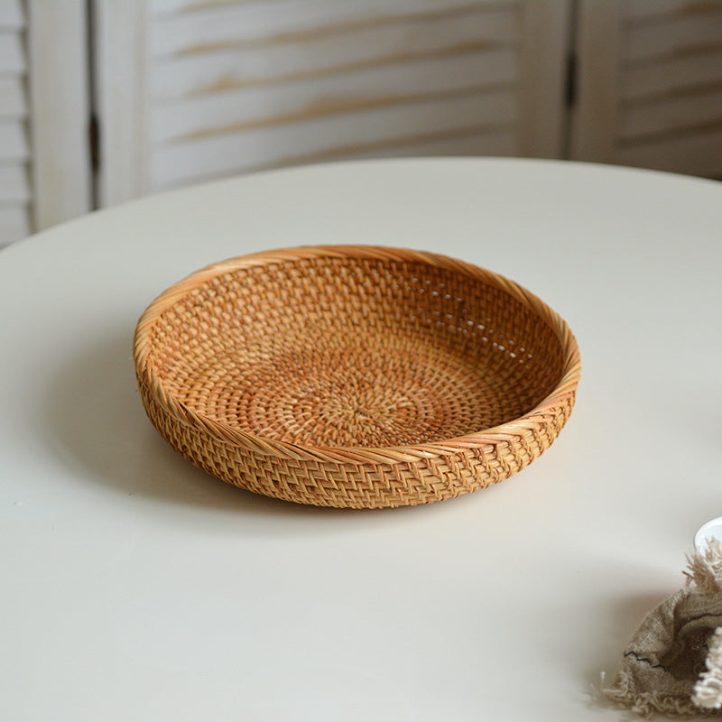 Round Serving Platter made of Braided Rattan | Kelmera