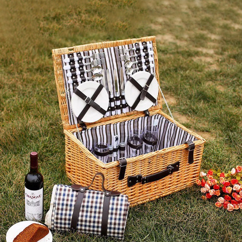 Rustic Picnic Basket with Dish Set | Kelmera