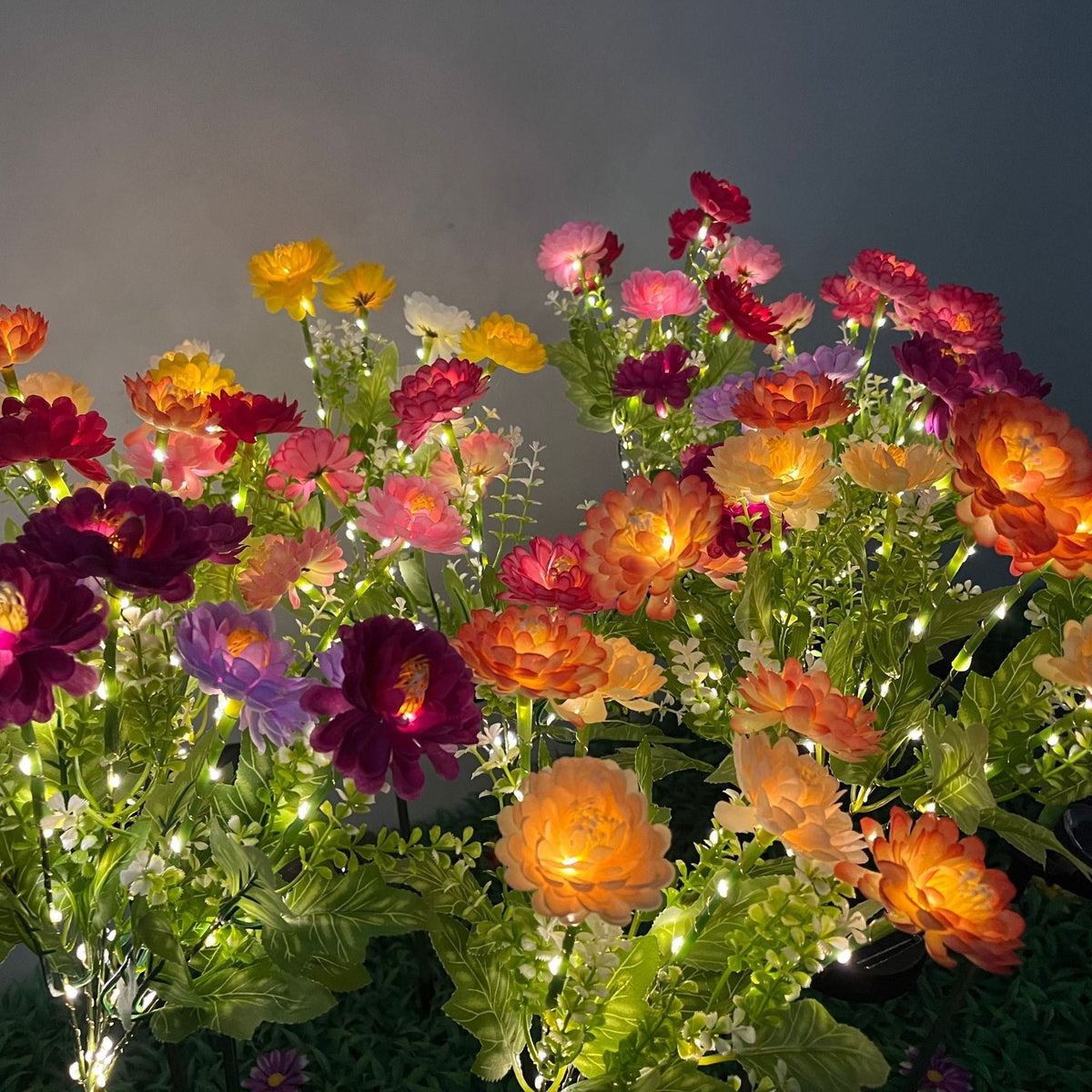 Solar-Powered Decorative Garden Stele with Lifelike Ranunculus Bouquet | Kelmera